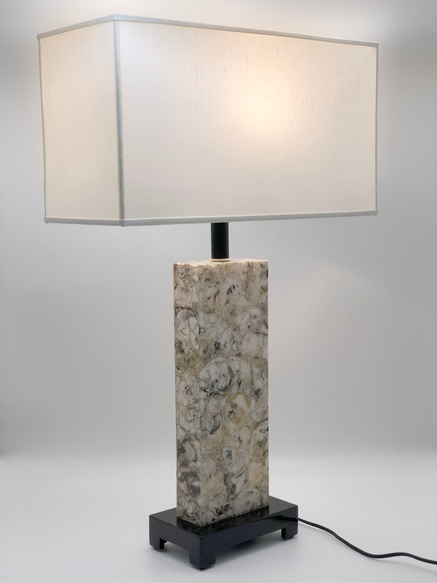 Ostra Shell Table Lamp (Oyster)